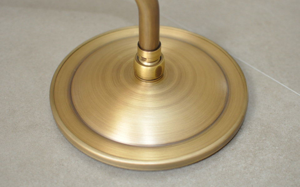 Bát sen tắm đồng thau, bát sen mưa.