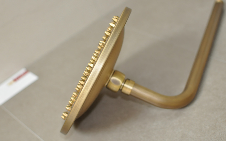 Bát sen tắm đồng thau, bát sen mưa.