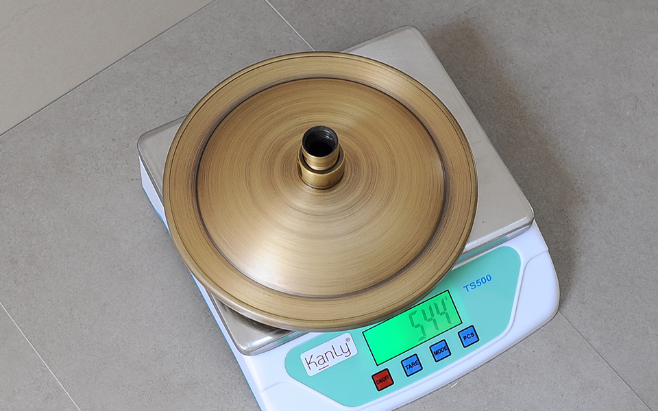 Bát sen tắm đồng thau, bát sen mưa.