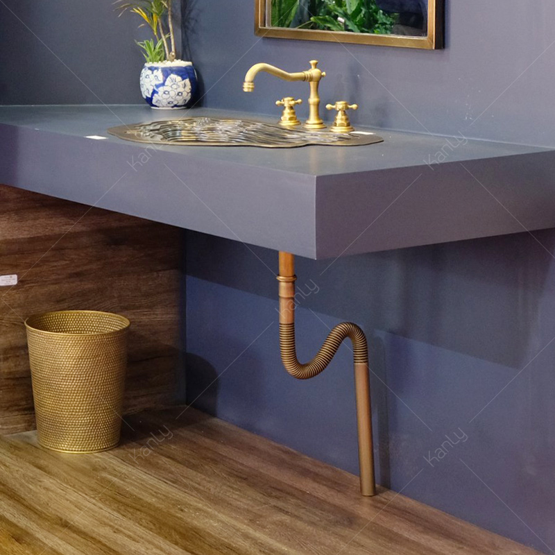 Xi phông ruột gà lắp đặt với lỗ thoát nước thải nằm trên sàn nhà tắm