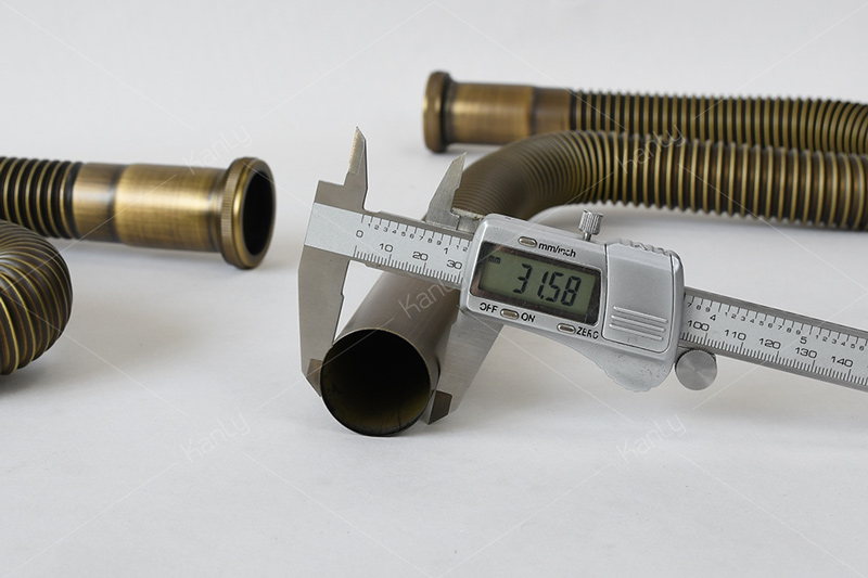 Đường ống xả lavabo ruột gà có kích thước khoảng Ø32mm