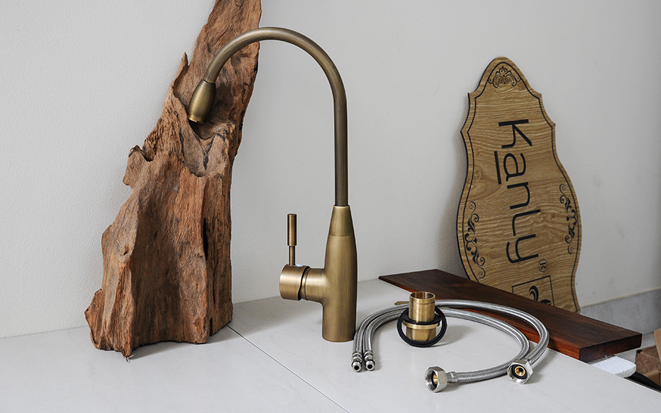 Vòi nước bằng đồng thau, nóng lạnh, cổ điển.