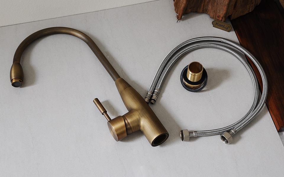 Vòi nước bằng đồng thau, nóng lạnh, cổ điển.