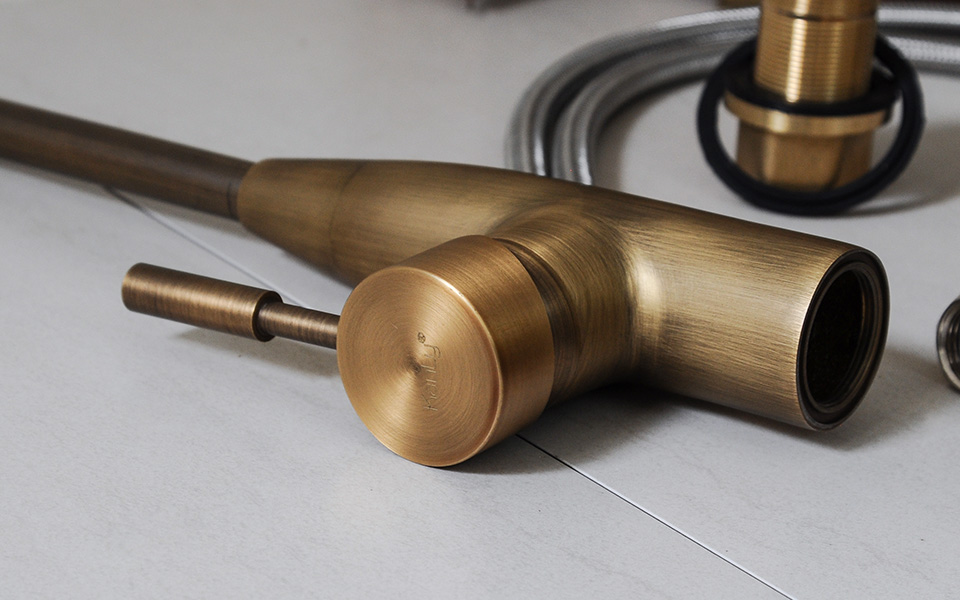 Vòi nước bằng đồng thau, nóng lạnh, cổ điển.