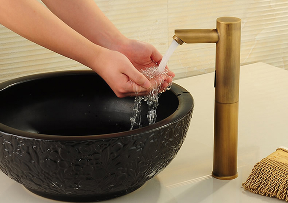 Vòi nước cảm ứng tự động phun nước khi đặt tay bên dưới