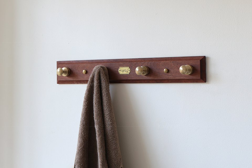 Móc áo gỗ GCG20A được lắp đặt nơi thích hợp