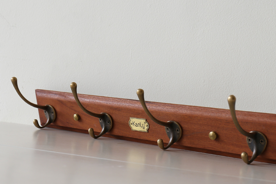 Vân gỗ nỗi bật cùng 4 móc treo đồng giả cổ mộc mạc