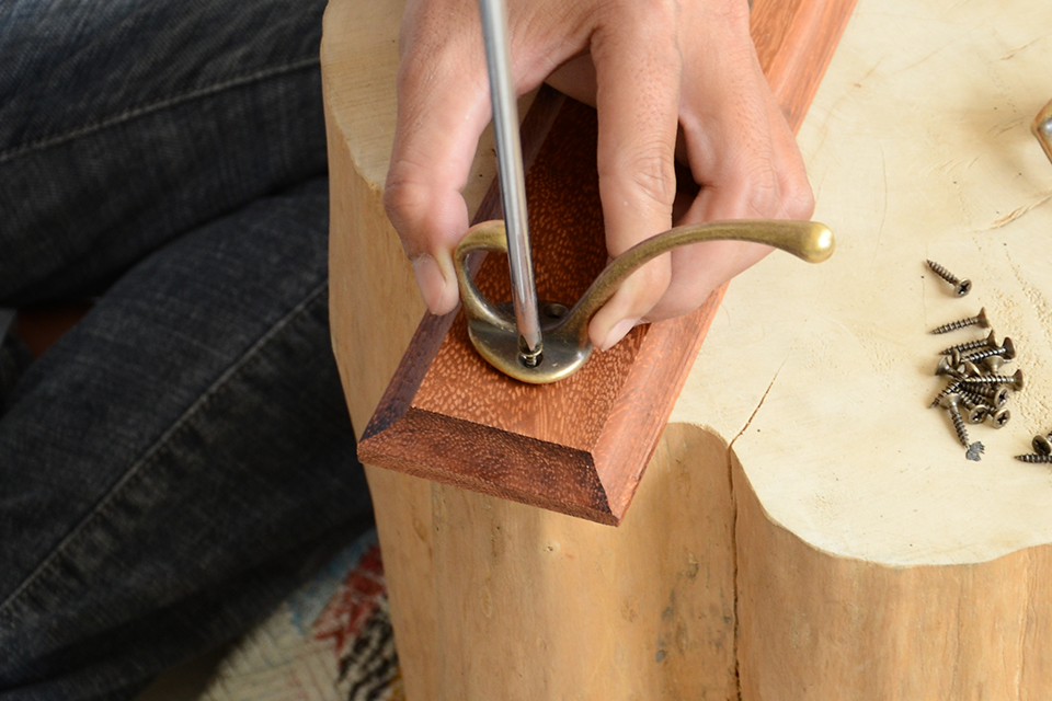 Bắt vít móc treo vào thanh gỗ