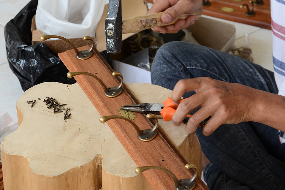 Ngắm nghía để thực hiện việc đóng logo vào trên thanh gỗ