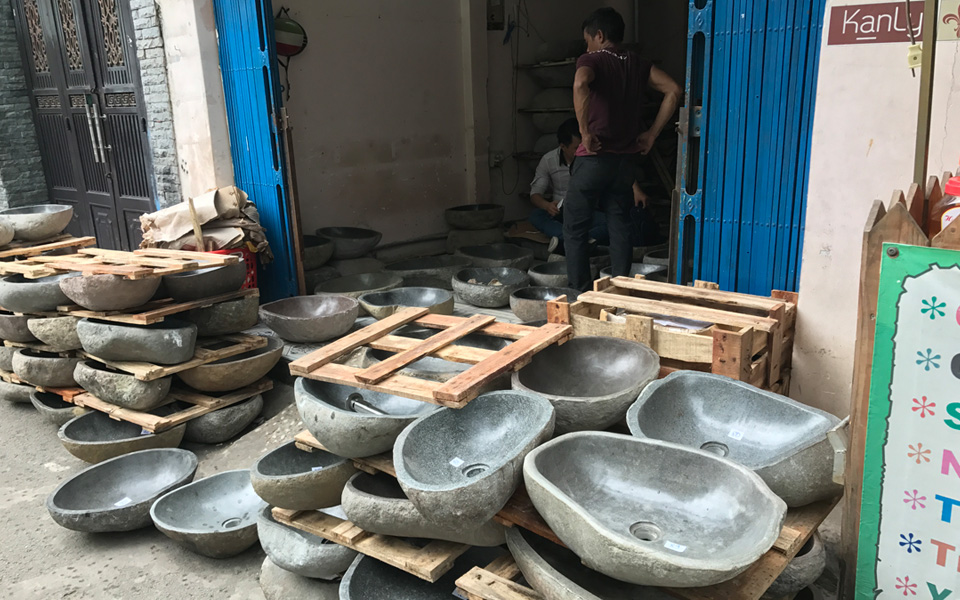 lavabo bằng đá cuội tự nhiên