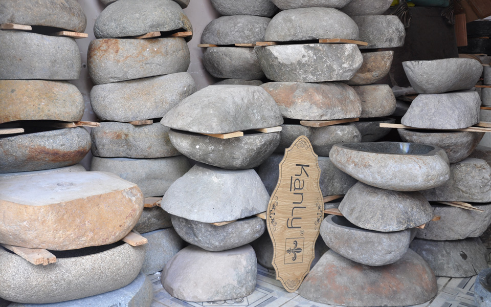 lavabo bằng đá cuội tự nhiên