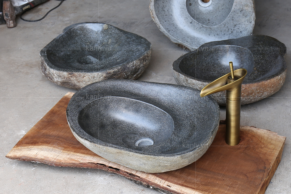 Chậu lavabo đá cuội MAR15Si kết hợp với phụ kiện bằng đồng thau mộc mạc