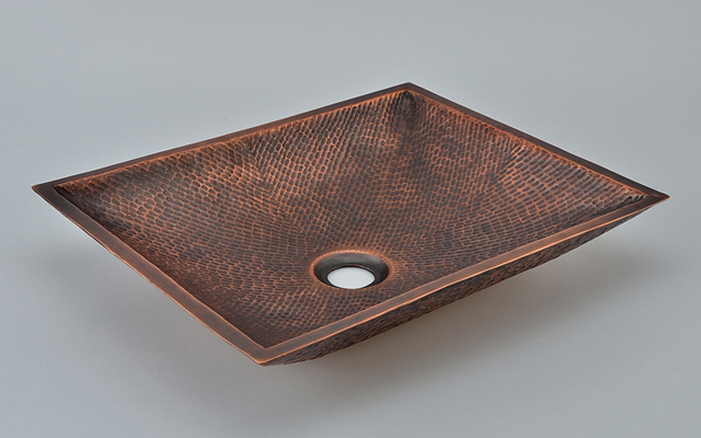 Mỗi cái lavabo bằng đồng đúc dày nặng, chất lượng