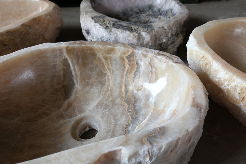 Chậu rửa mặt ONY51i có chất liệu từ đá nguyên khối, sở hữu những đặc tính lý hóa tự nhiên