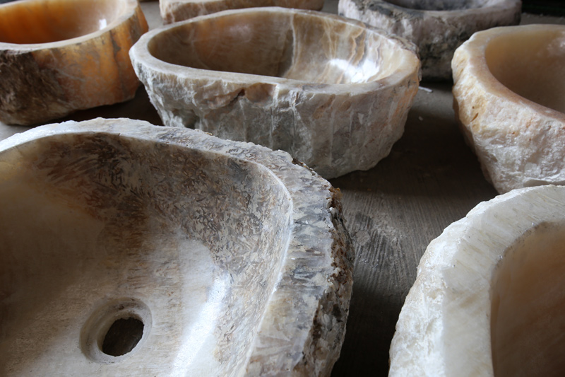 Mỗi chậu rửa mặt bằng đá tự nhiên ONY51i có vân, vện khác nhau