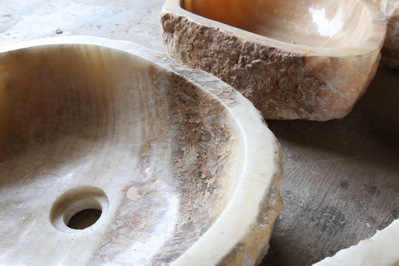 Mỗi chậu rửa mặt bằng đá tự nhiên ONY51i có vân, vện khác nhau