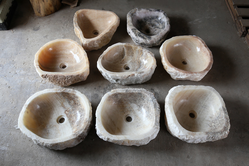 Điểm nhấn độc đáo khác biệt của chậu rửa mặt bằng đá tự nhiên ONY51i là khả năng xuyên sáng