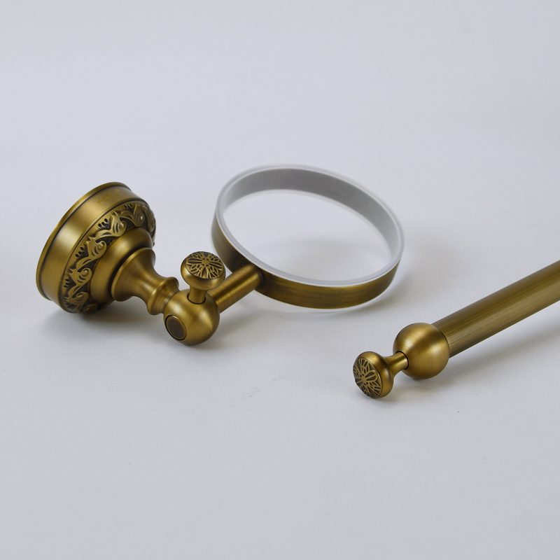 Hoa văn được chạm khắc tinh xảo trên chân đế cọ toilet