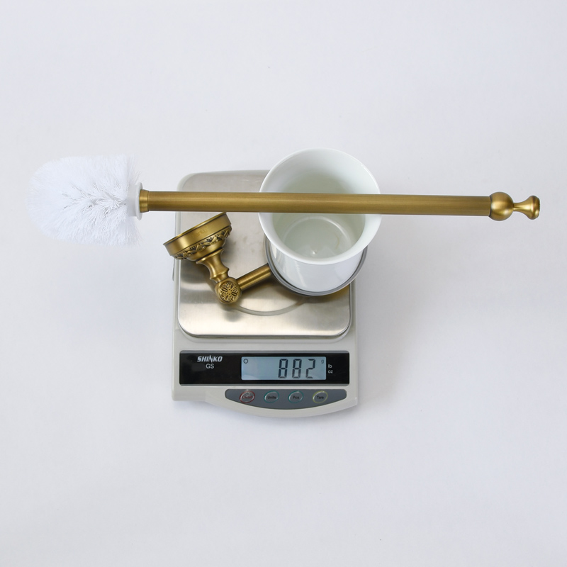 Cọ toilet đồng thau cổ điển có trọng lượng khoảng 880g