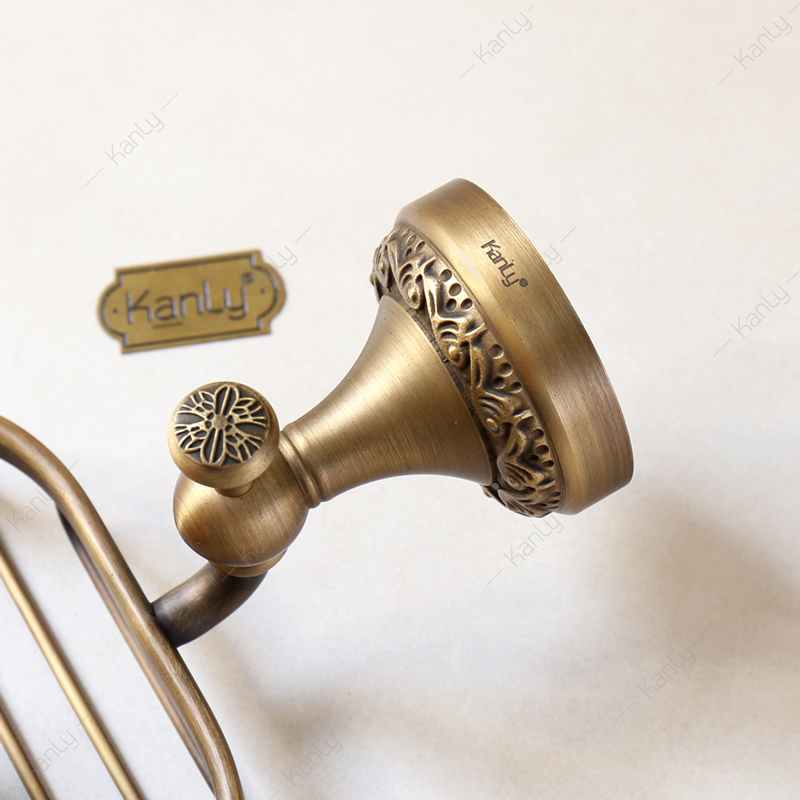 Chân đế gắn tường hình tròn và được chạm khắc hoa văn tinh xảo