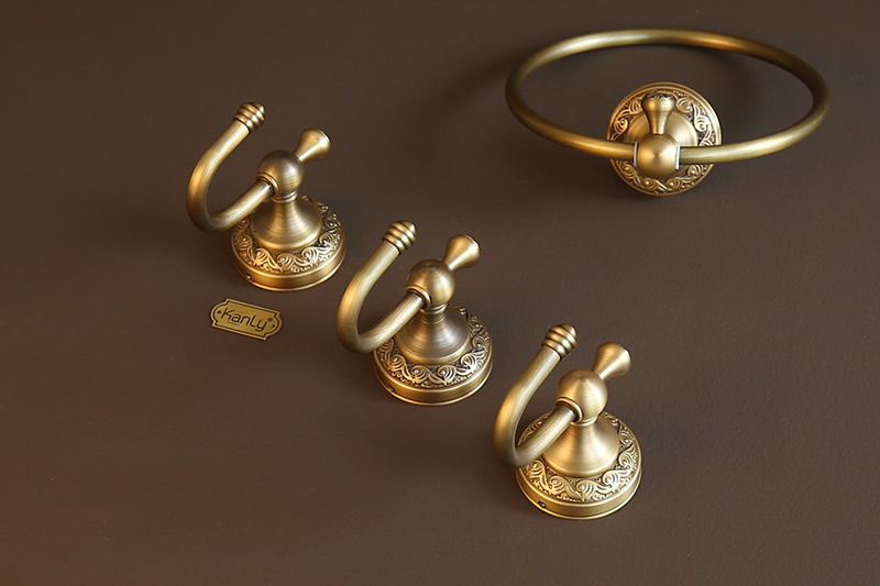 Các thiết bị phòng tắm bằng đồng thau cổ điển, hoàng gia