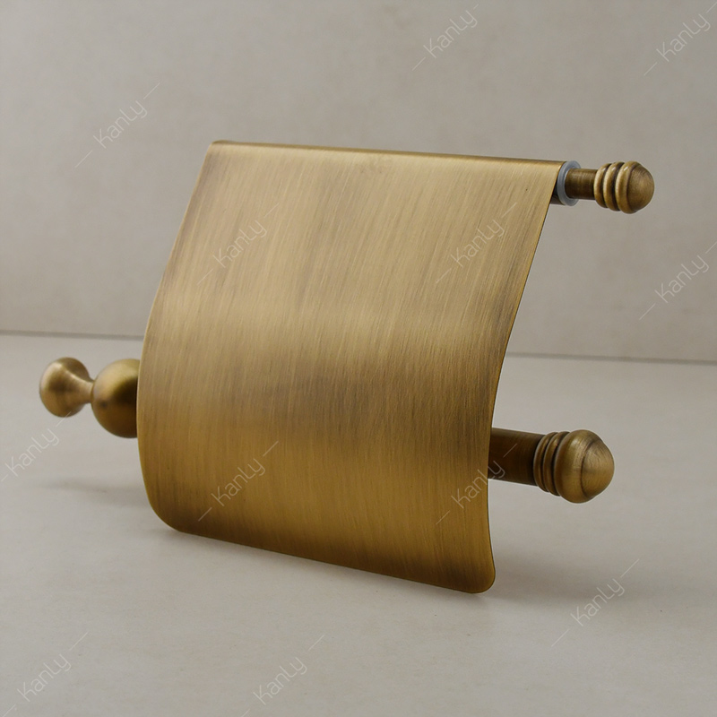 Mặt trước của thiết bị có nắp che giúp tránh nước văn bắn làm ướt giấy vệ sinh