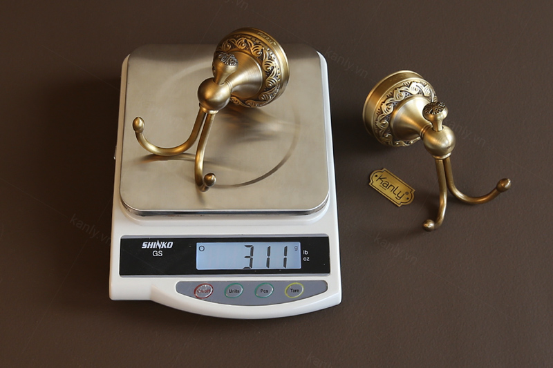 Chiếc móc treo đồ bằng đồng dày, nặng chất lượng