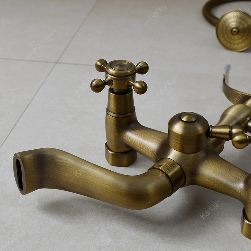 Van vặn tắt mở hoặc hòa trộn nước nóng lạnh tiện lợi, dễ dùng