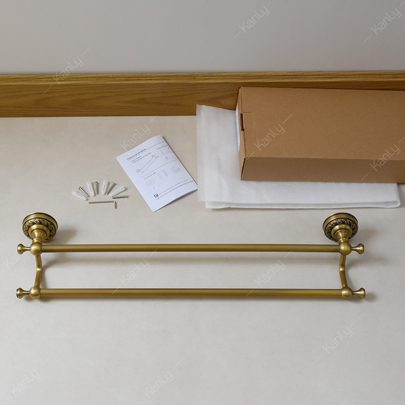 Mở hộp các phụ kiện theo kèm thanh treo quần áo phòng tắm