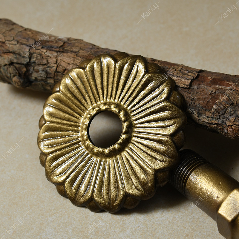 Nắp che lỗ tường của vòi nước có hoa văn cầu kỳ