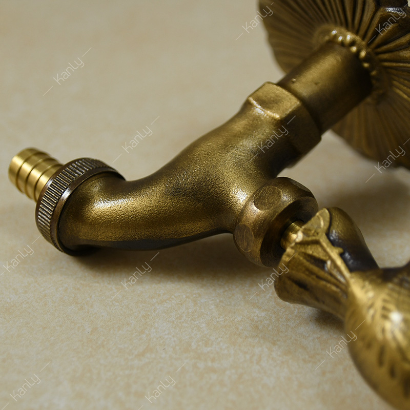 Chiếc vòi chế tác từ chất liệu đồng thau đúc nóng chảy, phủ lớp màu đồng giả cổ