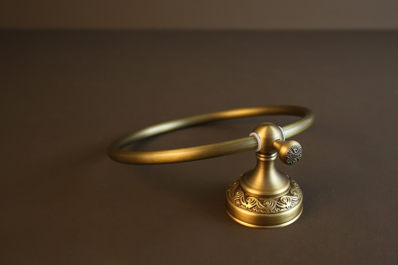 Móc quần áo treo tường bằng đồng thau đúc độc đáo