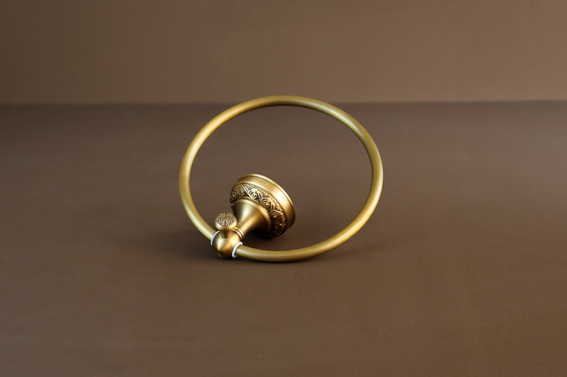 Móc treo đồ vật mang phong cách thức cột Corinthian