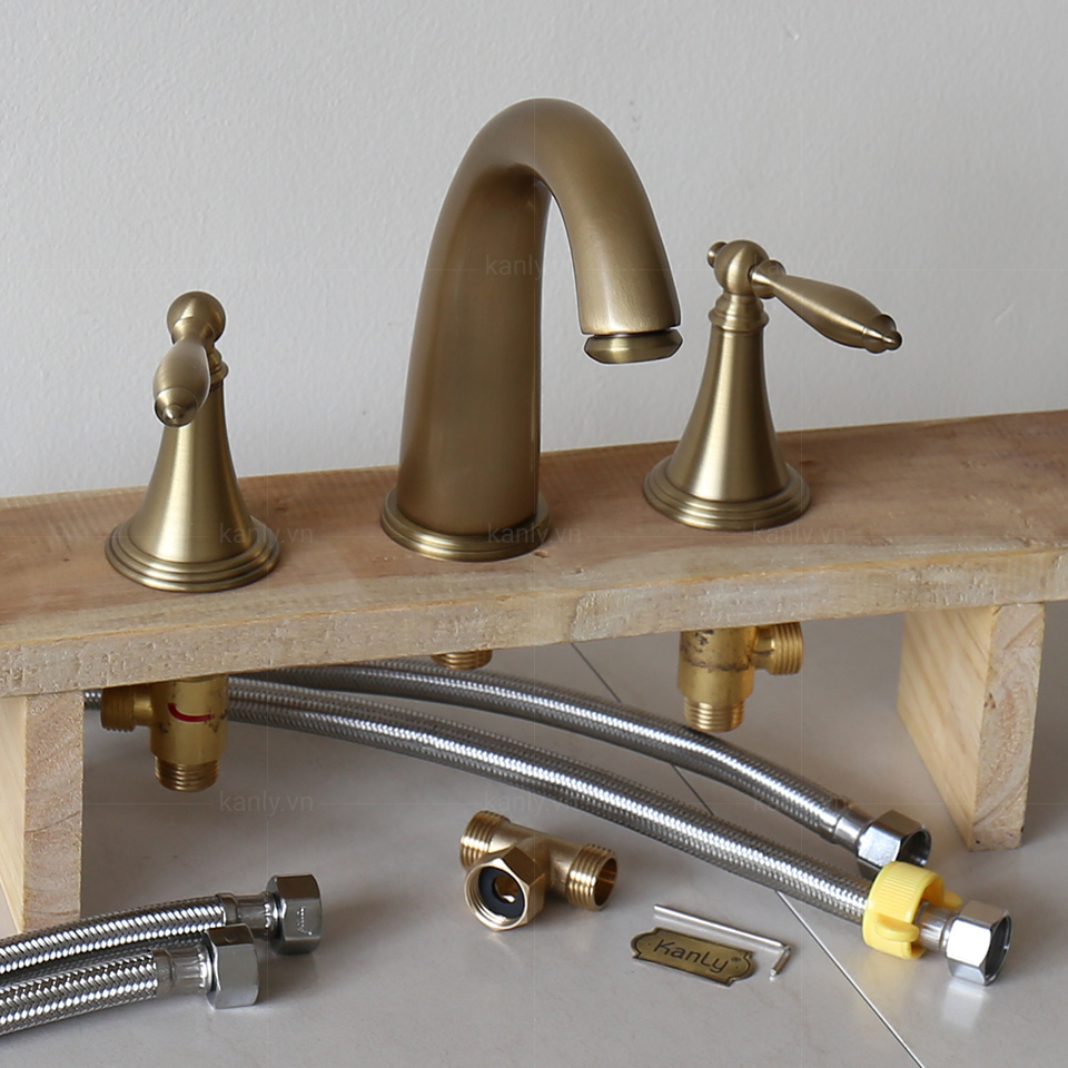 Chất liệu bằng đồng cũa vòi nước nóng lạnh Lavabo GCB02