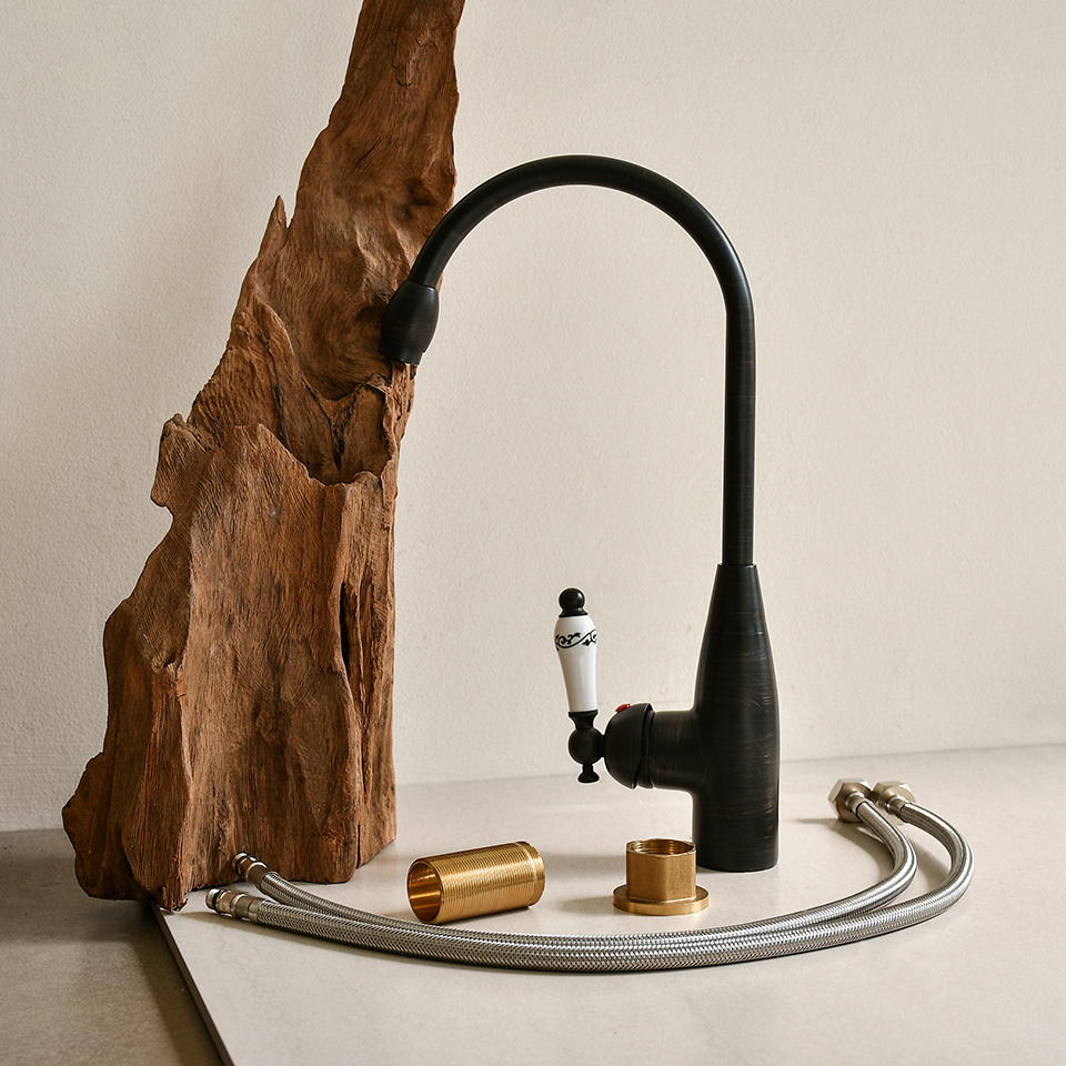 Vòi nước bằng đồng thau, nóng lạnh, cổ điển.