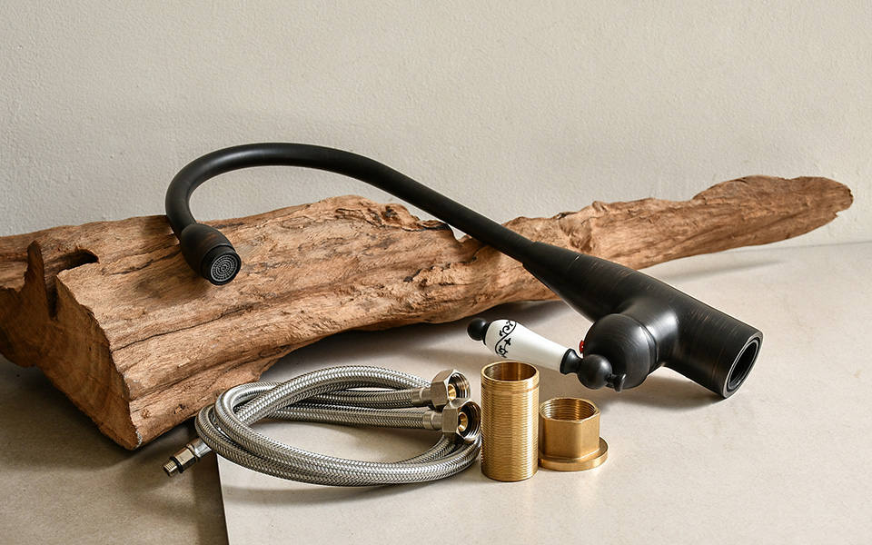 Vòi nước bằng đồng thau, nóng lạnh, cổ điển.