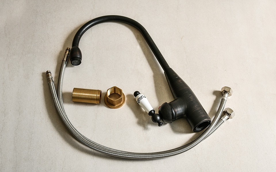 Vòi nước bằng đồng thau, nóng lạnh, cổ điển.