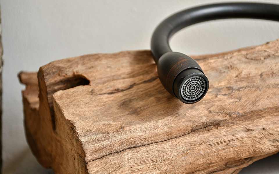 Vòi nước bằng đồng thau, nóng lạnh, cổ điển.