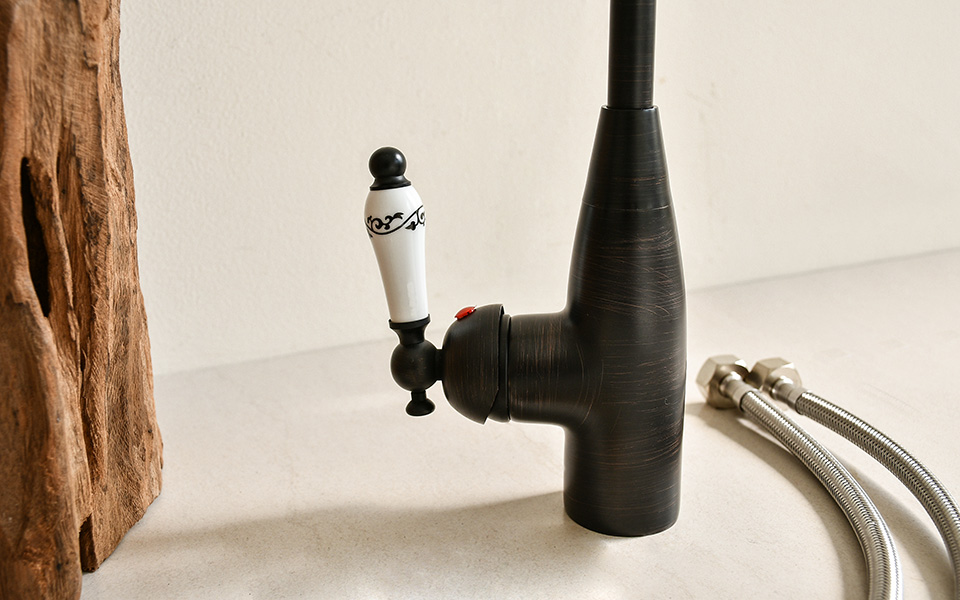 Vòi nước bằng đồng thau, nóng lạnh, cổ điển.