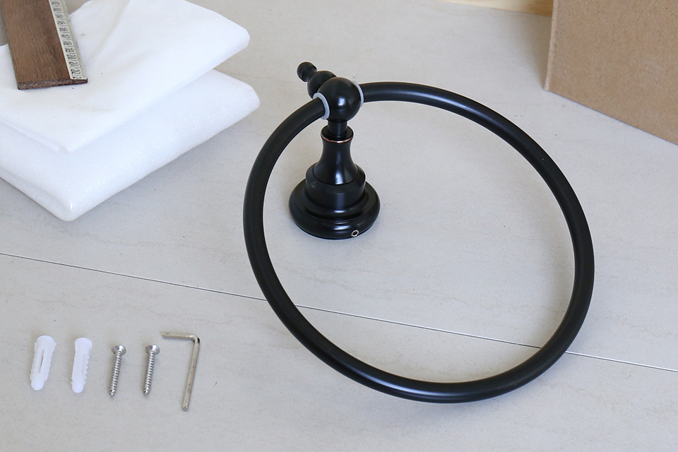 Mở hộp đầy đủ phụ kiện kèm theo vòng treo khăn nhà tắm GCK02B