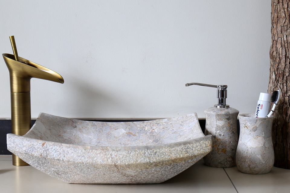 Lavabo làm từ đá nguyên khối