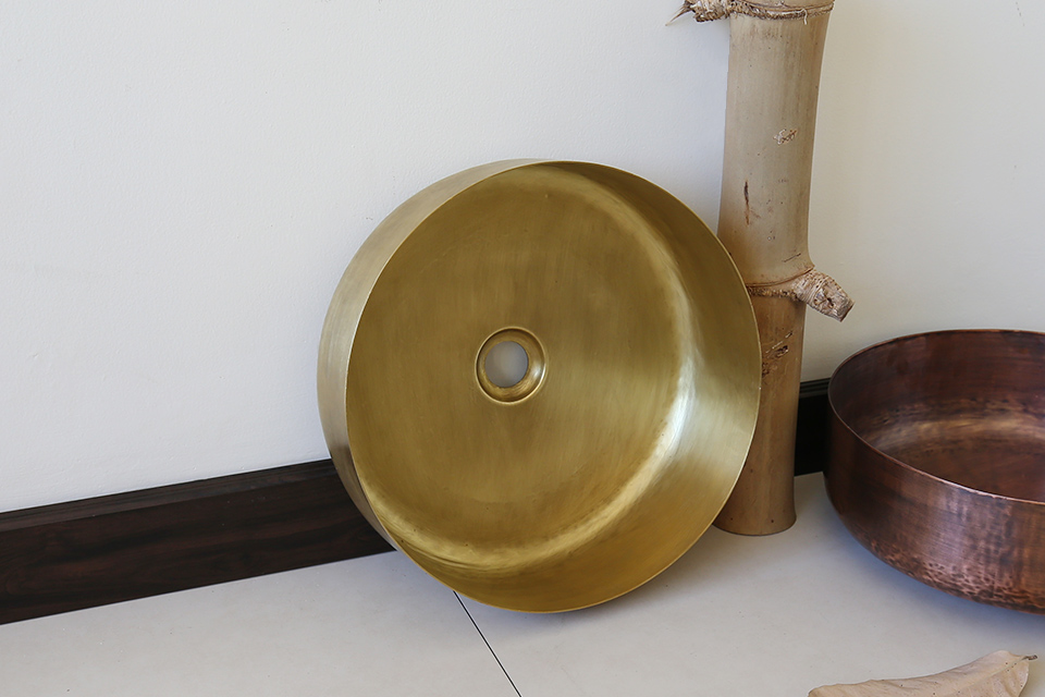 Thiết kế thủ công của chiếc chậu rửa mặt bằng đồng thau RSC401V