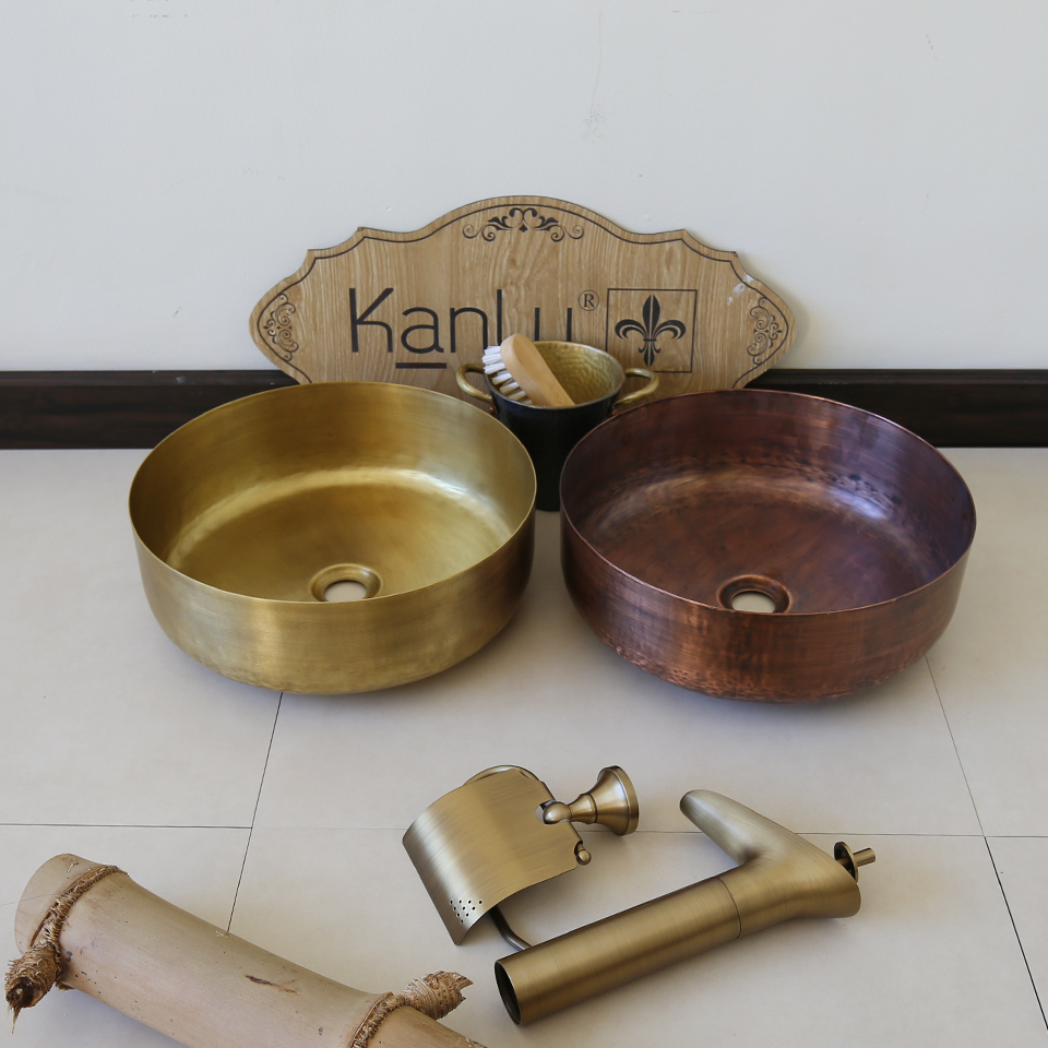 Thiết bị vệ sinh bằng đồng mọc mạc, cổ kính