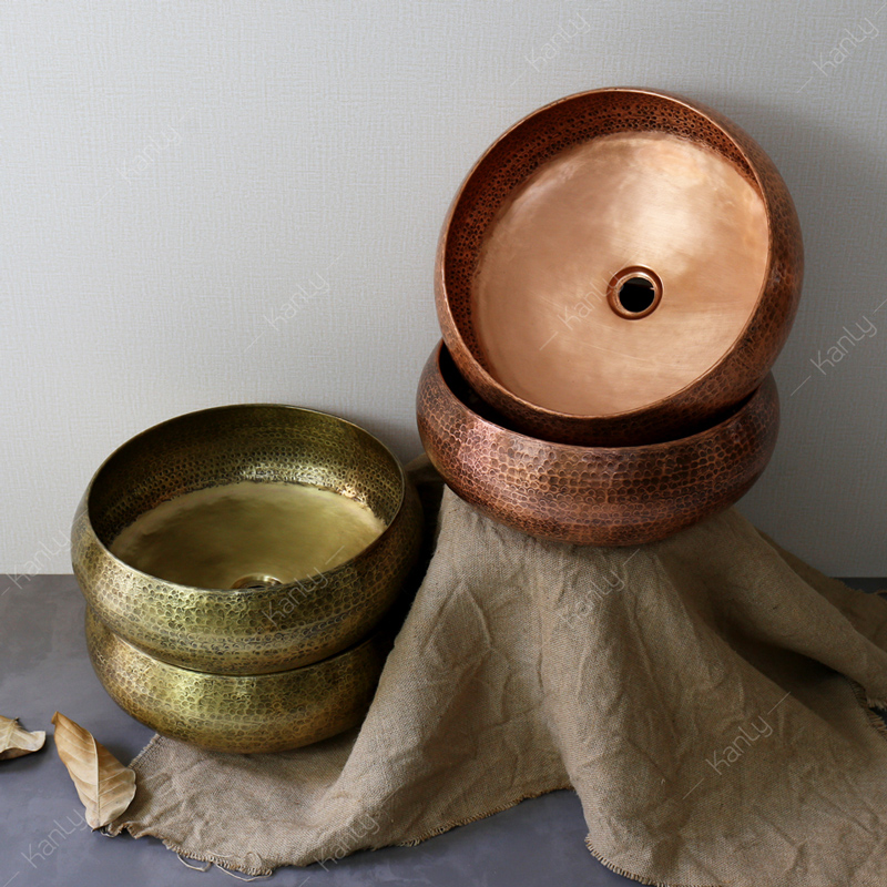 Chậu rửa tay bằng đồng tạo sức hút bởi sự mộc mạc