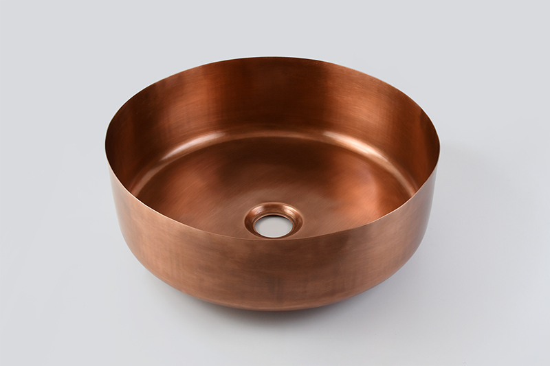 Chậu đồng RSC402V được hoàn thiện bởi những người thợ truyền thống