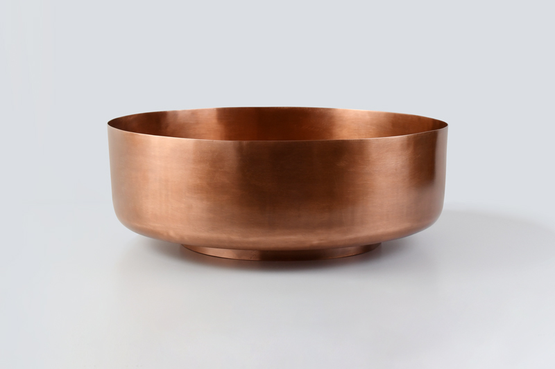 Chậu đồng thủ công được chế tác từ hàng ngàn nhát búa đập có lực