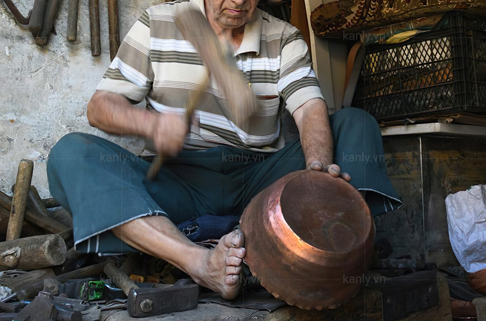 Chậu lavabo bằng đồng được thợ lành nghề gõ từng nhát búa