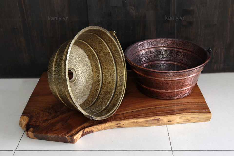 Chậu rửa mặt được phủ lớp màu giả cổ mang lại vẻ đẹp mỹ thuật độc đáo riêng biệt