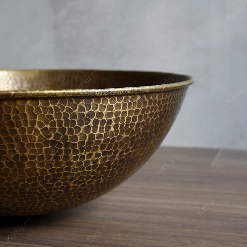 Bề mặt chậu đồng được gõ xù xì, xử lý phủ màu đồng giả cổ độc đáo