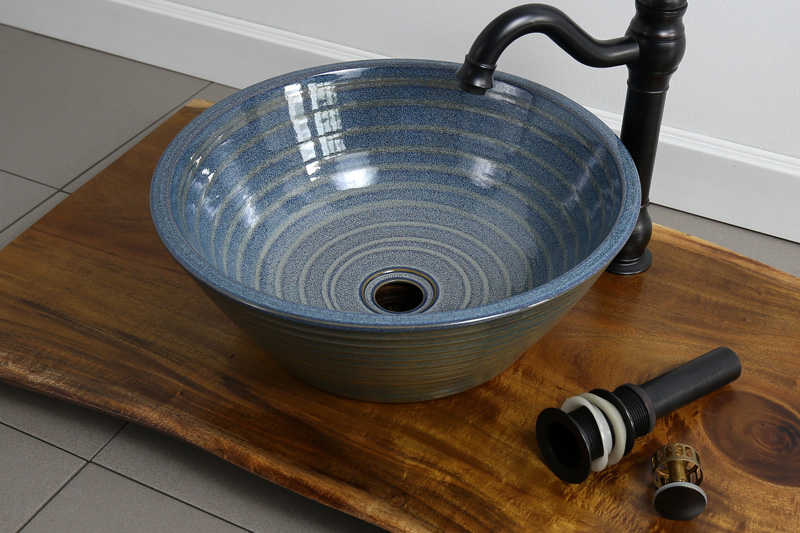 Bề mặt bên trong của sản phẩm được trang trí các vân tròn đồng tâm